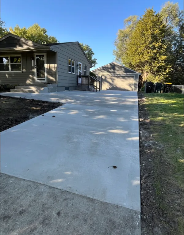 After: new concrete driveway poured by Medina Concrete at the same Des Moines house